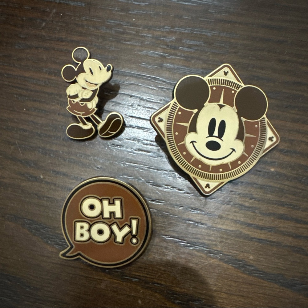 Disney Mickey Mouse Memories - April Limited Edition Pin Set 4/12